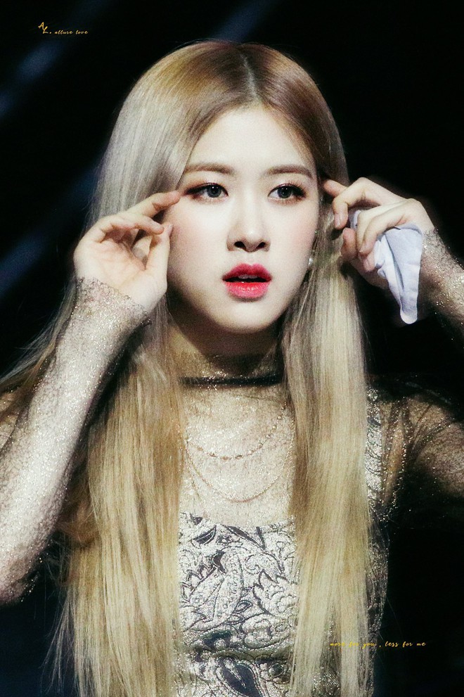 Khoảnh khắc chỉnh tai nghe đẹp như b&uacute;p b&ecirc; sống của Ros&eacute; (BLACKPINK) tại Đức khiến netizen kh&ocirc;ng tin nổi v&agrave;o mắt m&igrave;nh - Ảnh 4.