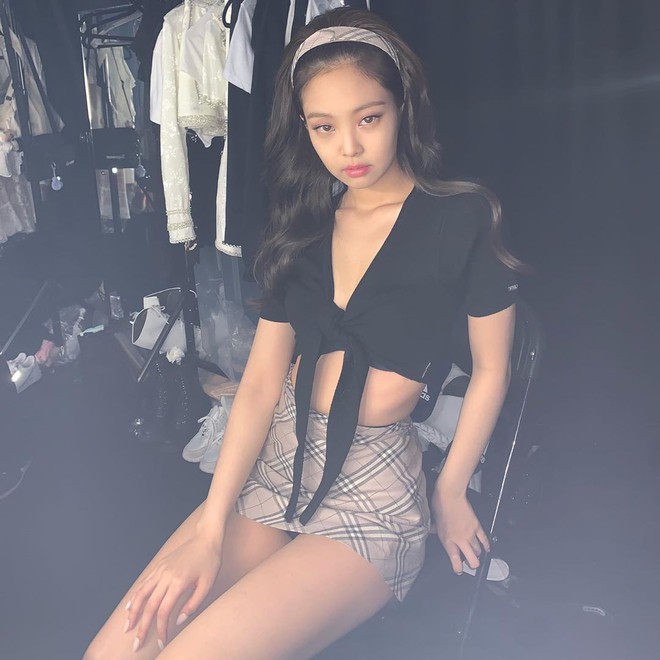 Biến váy nhạt nhòa thành đồ cá tính cho Jennie, stylist của Black Pink lại khiến bao Blink phải trầm trồ - Ảnh 1.