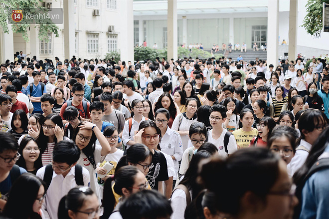 Mới mổ ruột thừa hôm trước, hôm sau nữ sinh đã được bố đẩy xe lăn đến trường dự thi vào lớp 10 - Ảnh 1.