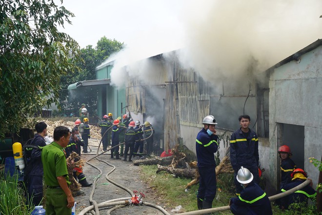 Cháy lớn tại xưởng hương nhang ở Đà Nẵng, nhiều tài sản bị thiêu rụi - Ảnh 5.