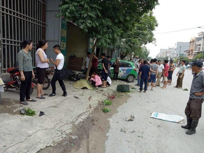 Bị taxi k&eacute;o l&ecirc;, người phụ nữ b&aacute;n rau tử vong thương t&acirc;m - Ảnh 1.