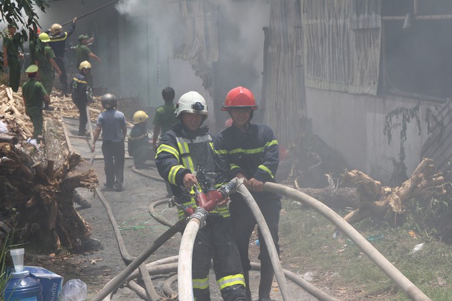 Cháy lớn tại xưởng hương nhang ở Đà Nẵng, nhiều tài sản bị thiêu rụi - Ảnh 4.