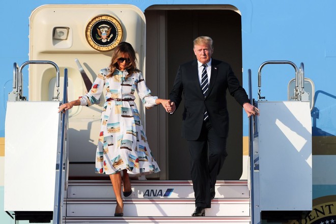 Hết thời bị vợ phũ ph&agrave;ng hất tay, Tổng thống Trump g&acirc;y sốt với loạt khoảnh khắc t&igrave;nh bể b&igrave;nh c&ugrave;ng bạn đời trong chuyến thăm Nhật Bản - Ảnh 2.