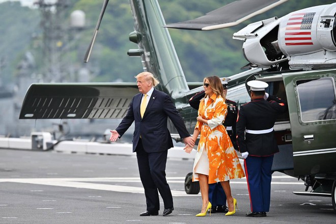 Hết thời bị vợ phũ ph&agrave;ng hất tay, Tổng thống Trump g&acirc;y sốt với loạt khoảnh khắc t&igrave;nh bể b&igrave;nh c&ugrave;ng bạn đời trong chuyến thăm Nhật Bản - Ảnh 3.