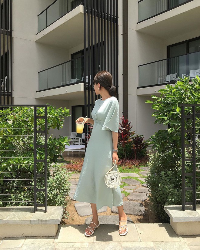 Muốn mặc đẹp h&atilde;y tham khảo 15 bộ đồ từ street style ch&acirc;u &Aacute; dưới đ&acirc;y, với rất nhiều gợi &yacute; v&aacute;y &aacute;o th&ocirc;/đũi m&aacute;t mẻ - Ảnh 3.