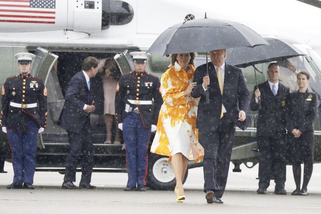 Hết thời bị vợ phũ ph&agrave;ng hất tay, Tổng thống Trump g&acirc;y sốt với loạt khoảnh khắc t&igrave;nh bể b&igrave;nh c&ugrave;ng bạn đời trong chuyến thăm Nhật Bản - Ảnh 5.