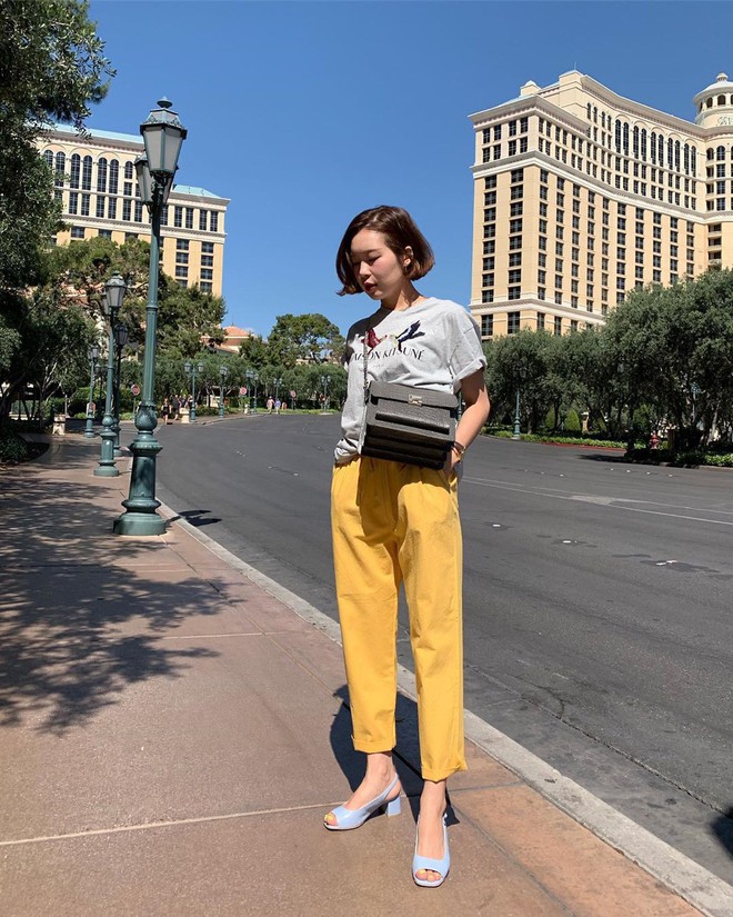 Muốn mặc đẹp h&atilde;y tham khảo 15 bộ đồ từ street style ch&acirc;u &Aacute; dưới đ&acirc;y, với rất nhiều gợi &yacute; v&aacute;y &aacute;o th&ocirc;/đũi m&aacute;t mẻ - Ảnh 6.