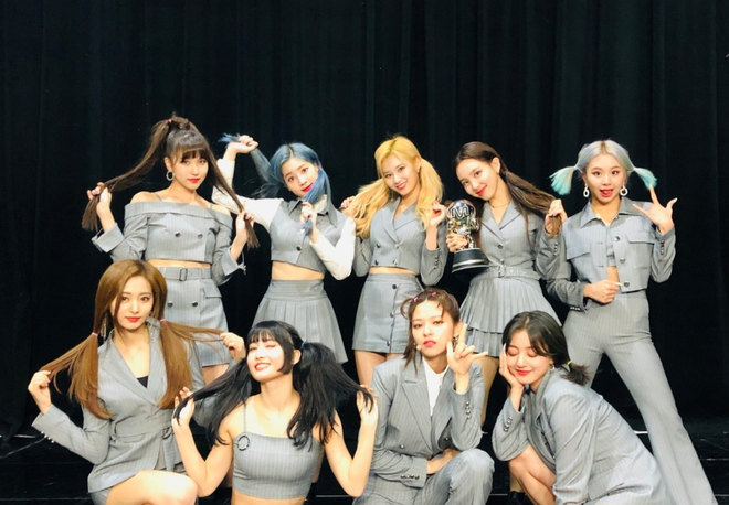 TWICE trở thành nhóm nữ đầu tiên lập kỉ lục như BTS và EXO, nhưng vì sao Sana buồn suýt khóc? - Ảnh 5.