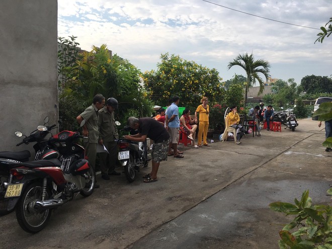Vụ nghịch tử s&aacute;t hại mẹ, b&agrave; ngoại v&agrave; d&igrave; ở S&agrave;i G&ograve;n: Tiếng kh&oacute;c nghẹn bất lực của người cha trong đ&ecirc;m mưa - Ảnh 1.