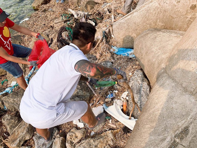 Tuấn Hưng cùng nhóm bạn đi dọn rác quanh bờ biển huyện đảo Lý Sơn: Có thể nhiều người sẽ nói chúng tôi có vấn đề nhưng cứ làm thôi - Ảnh 2.