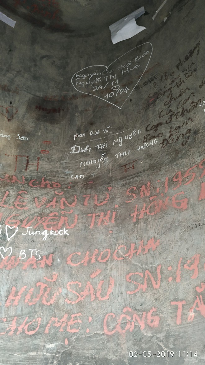 Không chỉ viết tên bố mẹ lên chuông đồng, nhiều bạn trẻ còn vẽ bậy để bày tỏ tình yêu ở chùa Linh Quy Pháp Ấn gây phẫn nộ - Ảnh 8.