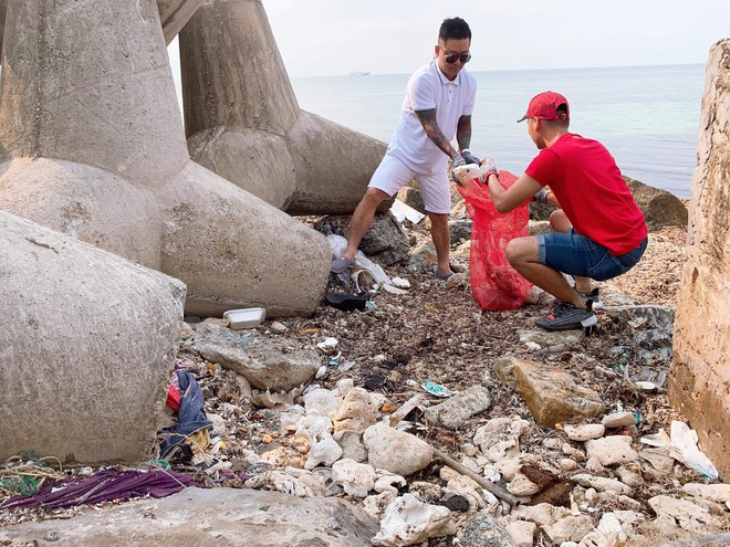 Tuấn Hưng cùng nhóm bạn đi dọn rác quanh bờ biển huyện đảo Lý Sơn: Có thể nhiều người sẽ nói chúng tôi có vấn đề nhưng cứ làm thôi - Ảnh 1.