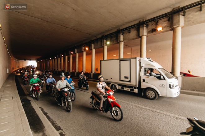 Người dân gặp khó khăn thế nào khi lưu thông qua hầm Kim Liên: Đường dốc và trơn, chạy vào là tay lái chao đảo - Ảnh 9.