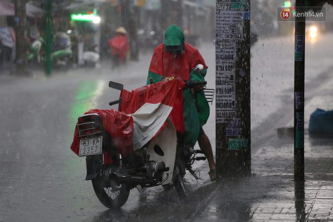 Mưa lớn bất ngờ đổ xuống Sài Gòn, nhiều người phải bật đèn xe lưu thông - Ảnh 6.