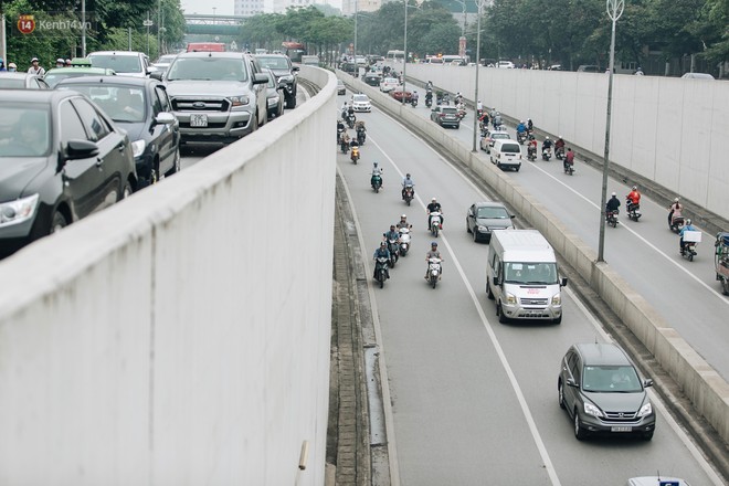 Người dân gặp khó khăn thế nào khi lưu thông qua hầm Kim Liên: Đường dốc và trơn, chạy vào là tay lái chao đảo - Ảnh 6.