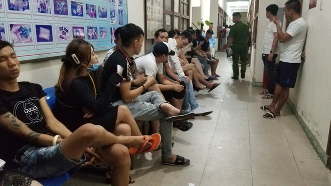 Đột kích quán bar giữa trung tâm Đà Nẵng lúc rạng sáng, phát hiện 80 người dương tính ma túy - Ảnh 3.