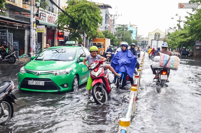 Ảnh: Đường phố Sài Gòn ngập nặng sau cơn mưa, nhiều người đi xe máy suýt té ngã trước đầu ô tô - Ảnh 5.