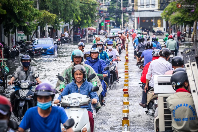 Ảnh: Đường phố Sài Gòn ngập nặng sau cơn mưa, nhiều người đi xe máy suýt té ngã trước đầu ô tô - Ảnh 3.