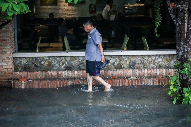 Ảnh: Đường phố Sài Gòn ngập nặng sau cơn mưa, nhiều người đi xe máy suýt té ngã trước đầu ô tô - Ảnh 18.