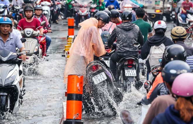 Ảnh: Đường phố Sài Gòn ngập nặng sau cơn mưa, nhiều người đi xe máy suýt té ngã trước đầu ô tô - Ảnh 4.