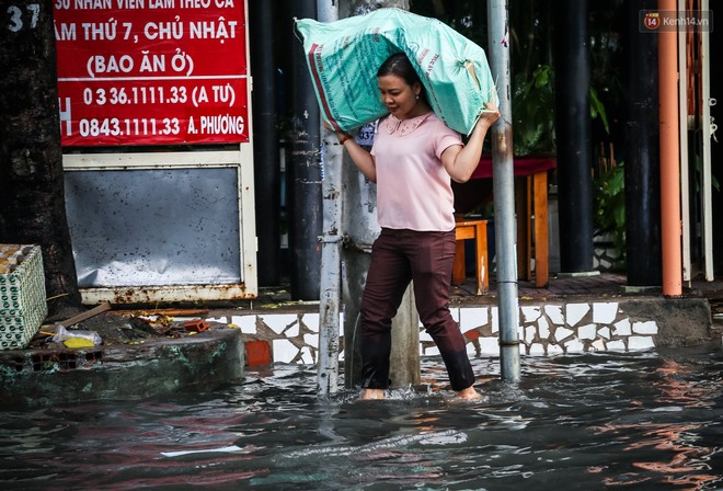 Ảnh: Đường phố Sài Gòn ngập nặng sau cơn mưa, nhiều người đi xe máy suýt té ngã trước đầu ô tô - Ảnh 17.