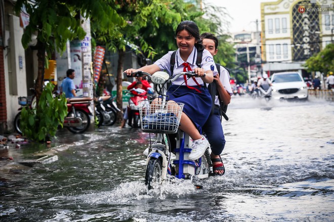 Ảnh: Đường phố Sài Gòn ngập nặng sau cơn mưa, nhiều người đi xe máy suýt té ngã trước đầu ô tô - Ảnh 16.