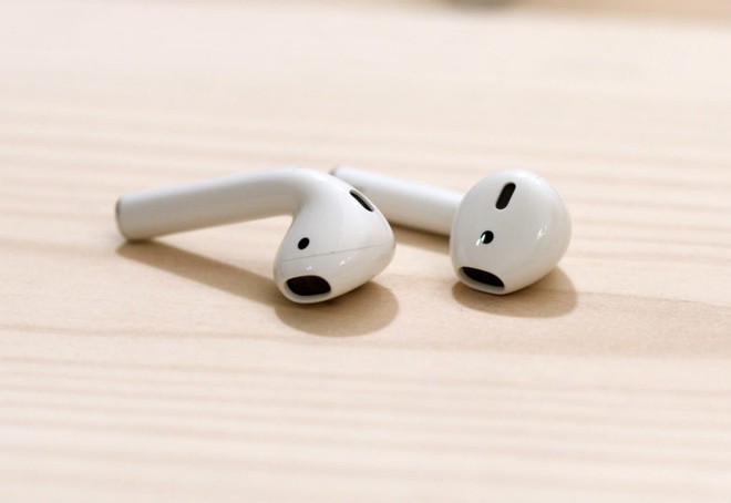 Nuốt nhầm AirPod rồi thải ra, thanh niên vẫn hớn hở cầm tay để selfie và khoe dùng ngon lành - Ảnh 1.