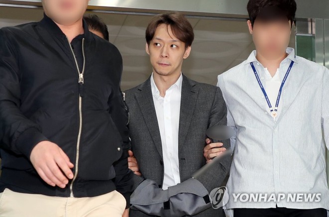 Yoochun đích thân thừa nhận nói dối với gương mặt vô cảm, bị trói chặt và giải đến văn phòng công tố - Ảnh 2.