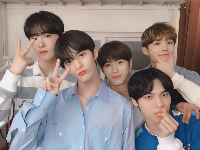 Hụt cúp 2 lần nhưng AB6IX phá được kỉ lục của TXT, vượt mặt IZ*ONE và lọt top cùng Wanna One - Ảnh 6.