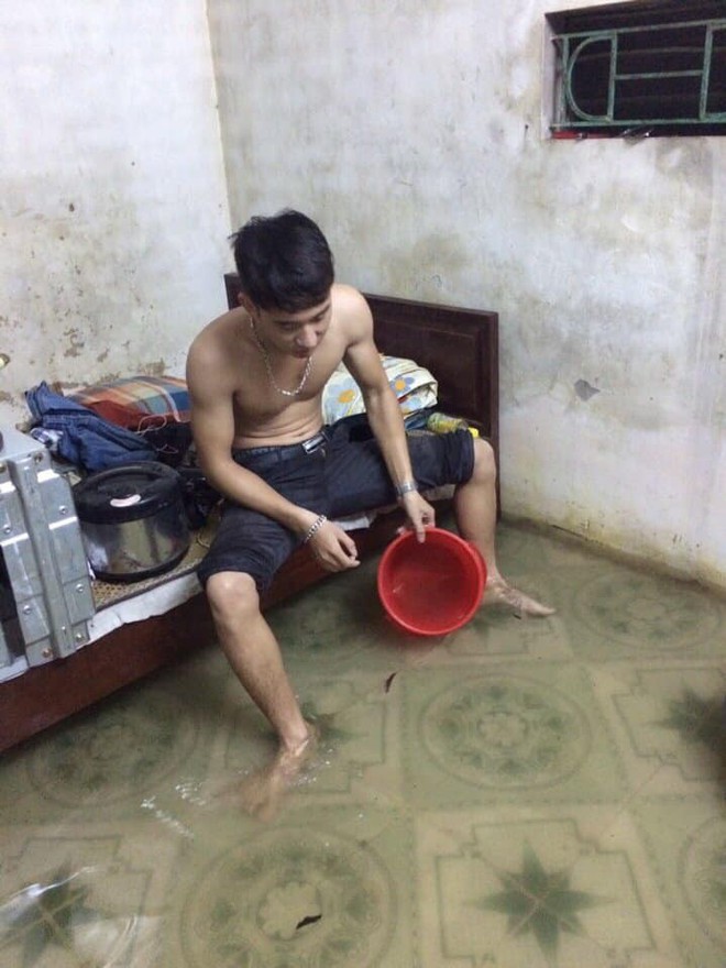 Đăng ảnh ngồi tát nước trong phòng trọ mùa mưa vì bị ngập, nam sinh nói hộ nỗi thống khổ của bao sinh viên - Ảnh 1.