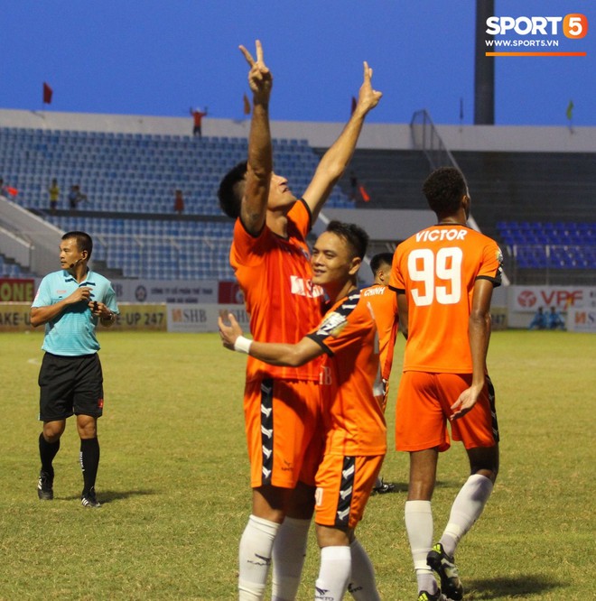 Đức Chinh nổ súng hạ gục đội đầu bảng V.League 2019, Tân binh U23 Việt Nam giúp Thanh Hóa nối dài mạch thắng - Ảnh 4.