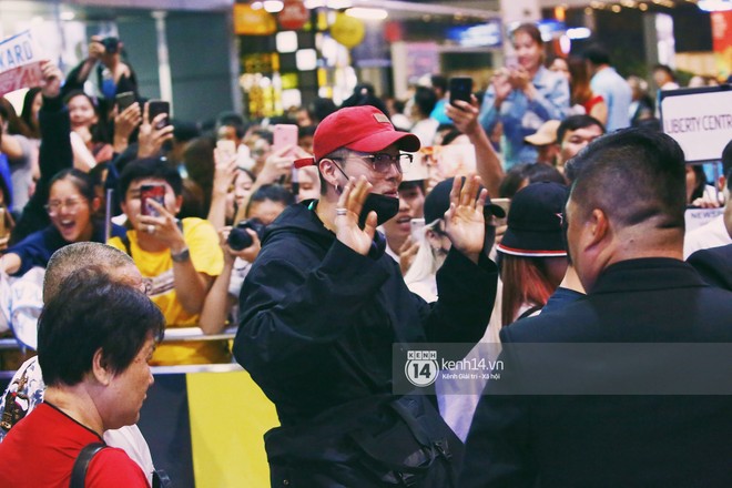 Dàn idol Kpop khiến sân bay Tân Sơn Nhất nổ tung giữa đêm: Mỹ nam Wanna One trắng bật tông, KARD há hốc vì biển fan - Ảnh 9.