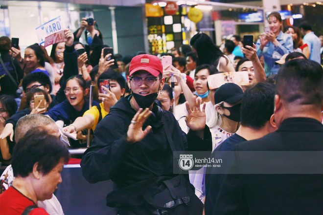 Dàn idol Kpop khiến sân bay Tân Sơn Nhất nổ tung giữa đêm: Mỹ nam Wanna One trắng bật tông, KARD há hốc vì biển fan - Ảnh 8.