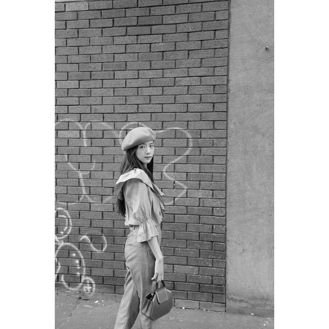 Ngắm loạt ảnh đi du lịch đầy lỗi n&agrave;y, fan tự nhủ nếu kh&ocirc;ng được xinh như Jisoo th&igrave; tuyệt đối phải biết c&aacute;ch chụp h&igrave;nh đẹp  - Ảnh 5.