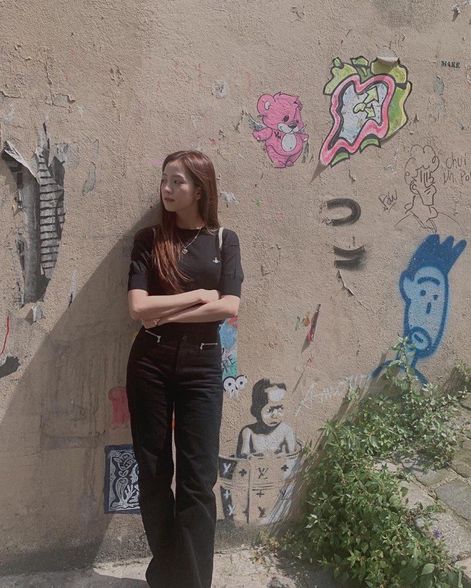 Ngắm loạt ảnh đi du lịch đầy lỗi n&agrave;y, fan tự nhủ nếu kh&ocirc;ng được xinh như Jisoo th&igrave; tuyệt đối phải biết c&aacute;ch chụp h&igrave;nh đẹp  - Ảnh 3.