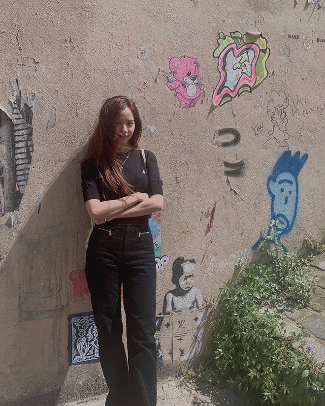 Ngắm loạt ảnh đi du lịch đầy lỗi n&agrave;y, fan tự nhủ nếu kh&ocirc;ng được xinh như Jisoo th&igrave; tuyệt đối phải biết c&aacute;ch chụp h&igrave;nh đẹp  - Ảnh 2.