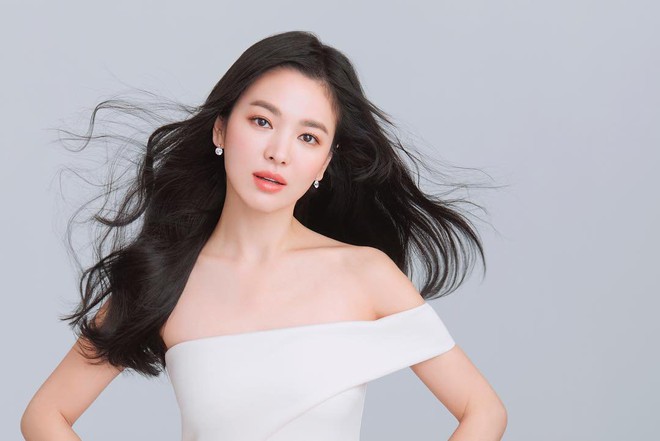 Ch&agrave;ng thơ mới của Song Hye Kyo: Qu&yacute; &ocirc;ng hấp dẫn mang danh th&aacute;i tử v&agrave;o t&ugrave; v&igrave; b&ecirc; bối v&agrave; c&uacute; lột x&aacute;c ngoạn mục - Ảnh 1.