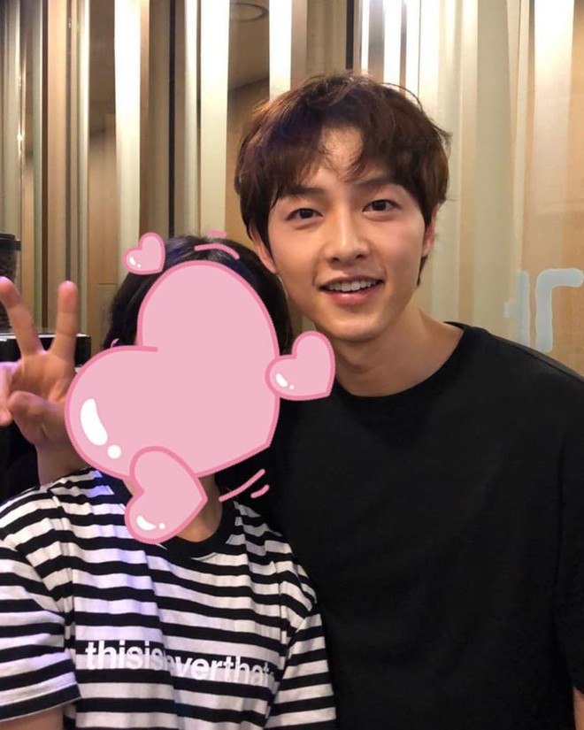 Tiệc đ&oacute;ng m&aacute;y bom tấn Asadal: Song Joong Ki khoe da đẹp, nữ thần Hậu duệ mặt trời g&acirc;y hốt hoảng v&igrave; mặt trắng bệch - Ảnh 1.