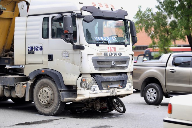 H&agrave; Nội: Xe đầu k&eacute;o va chạm với xe m&aacute;y, người đ&agrave;n &ocirc;ng l&agrave;m nghề xe &ocirc;m tử vong thương t&acirc;m - Ảnh 1.