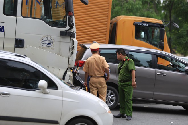 H&agrave; Nội: Xe đầu k&eacute;o va chạm với xe m&aacute;y, người đ&agrave;n &ocirc;ng l&agrave;m nghề xe &ocirc;m tử vong thương t&acirc;m - Ảnh 2.