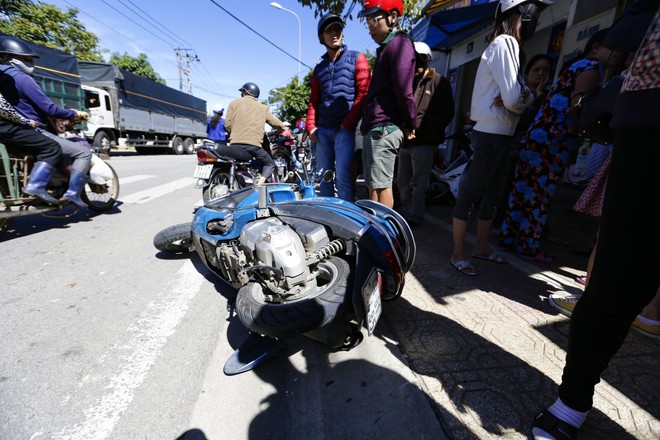 Xe ô tô húc liên hoàn 3 xe máy trên đường phố Đà Lạt, 3 người bị thương - Ảnh 1.