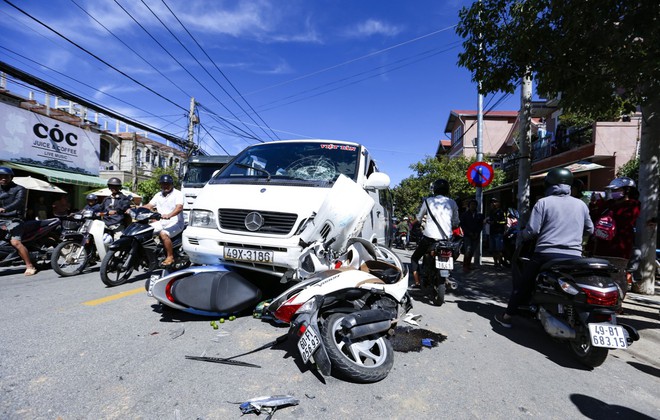 Xe ô tô húc liên hoàn 3 xe máy trên đường phố Đà Lạt, 3 người bị thương - Ảnh 2.