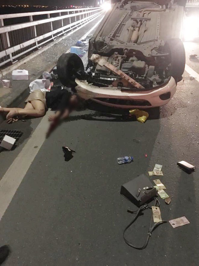 Một cô gái trọng thương nằm bất động trên cầu Nhật Tân sau cú va chạm giữa ô tô Mazda 2 và xe bồn - Ảnh 1.