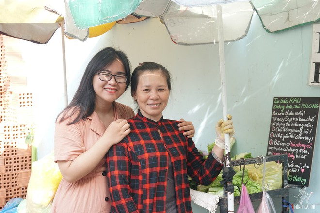 Người tặng tấm biển Tui bán rau, không bán túi nilon cho các sạp hàng ở Sài Gòn: Các cô chú làm được thì chúng mình cũng làm được! - Ảnh 7.