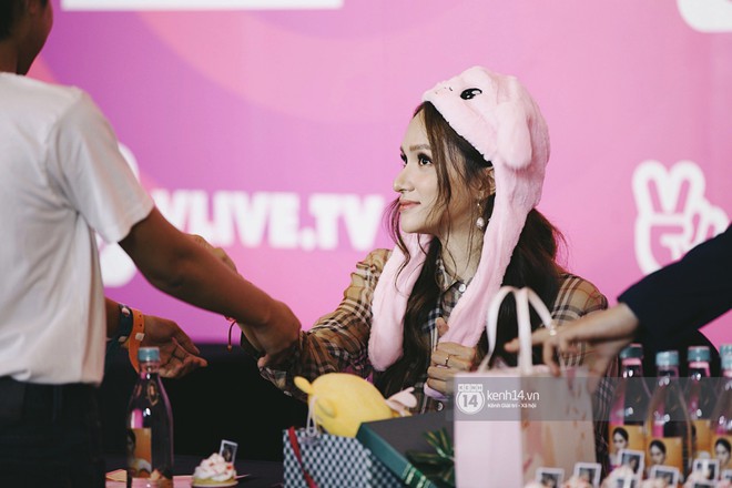 Fansign hội tụ dàn sao Hàn-Việt cực hot tại Việt Nam: Mỹ nam Wanna One quá bảnh, Hương Giang và 2 mỹ nhân KARD đọ sắc - Ảnh 7.