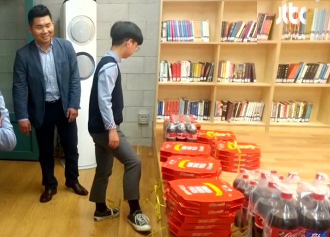 Học sinh Hàn Quốc được tặng 125 hộp pizza vì nhặt được ví Gucci đem trả người mất - Ảnh 2.