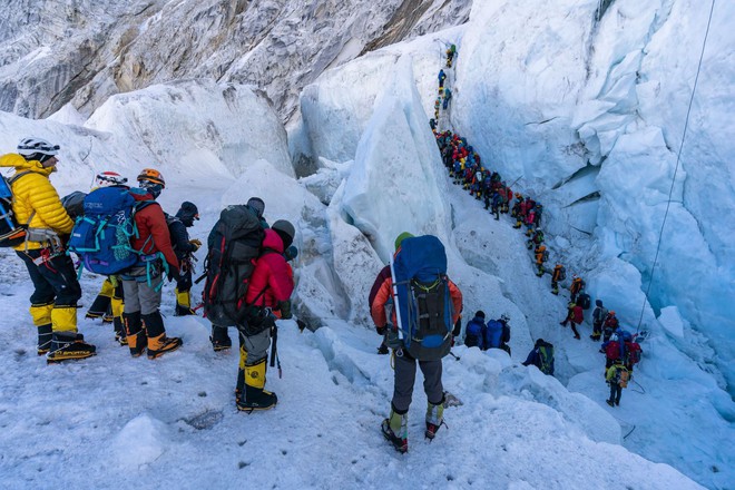 Tại sao lại có quá nhiều người bỏ mạng trên đỉnh Everest năm nay? - Ảnh 2.