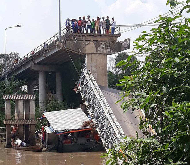 Sập cầu ở Đồng Tháp, xe tải chở nhiều người rơi xuống sông - Ảnh 2.