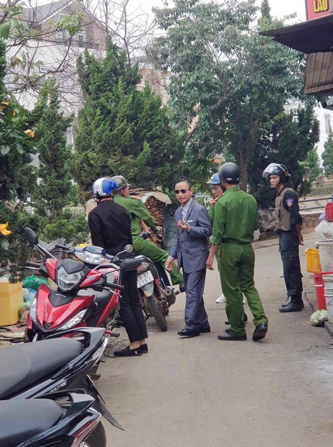Người đ&agrave;n &ocirc;ng mặc vest v&agrave;o cửa h&agrave;ng ăn trộm điện thoại 23 triệu đồng - Ảnh 1.