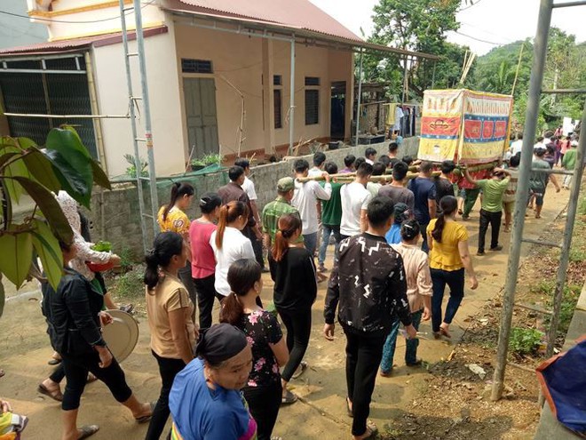 Thương tiễn học tr&ograve; ngh&egrave;o bị đ&acirc;m tử vong tại lớp học - Ảnh 2.